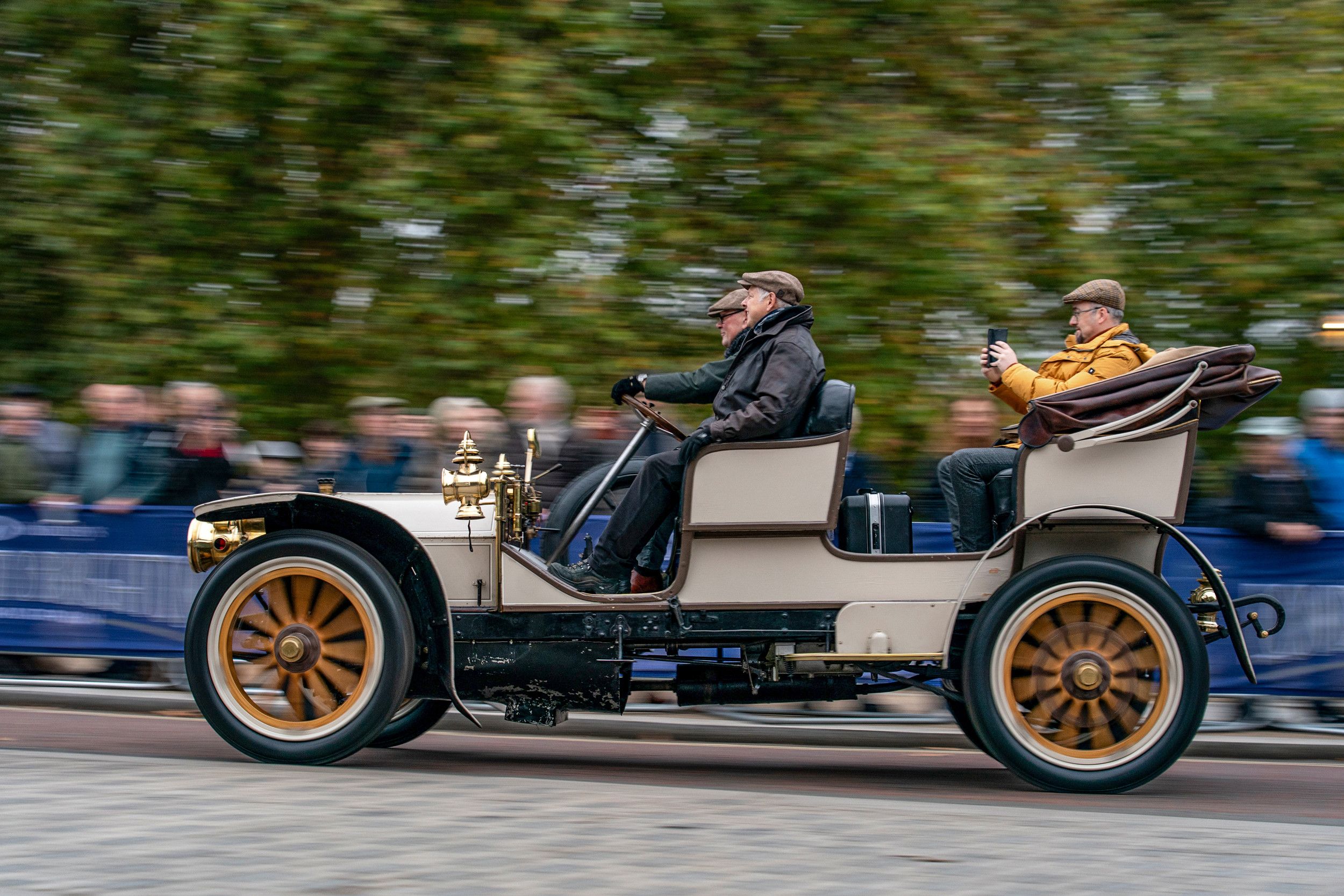 Crossing the Finish Line: 120-Year-Old Mercedes Completes London to Brighton Run