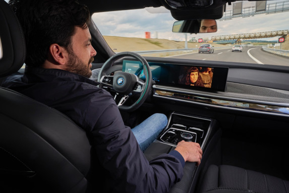 BMW Pioneers Autonomous Driving with Level 2 and Level 3 Combination