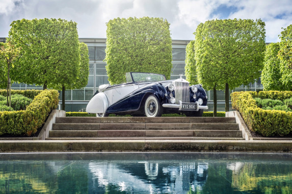 Explore the Rolls-Royce Silver Dawn: The Iconic 1940s Luxury Sedan