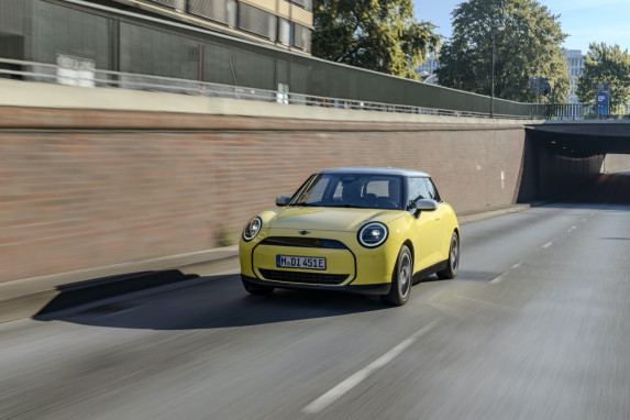 Discover the New MINI Cooper E Classic Trim: Electric Performance and Iconic Style