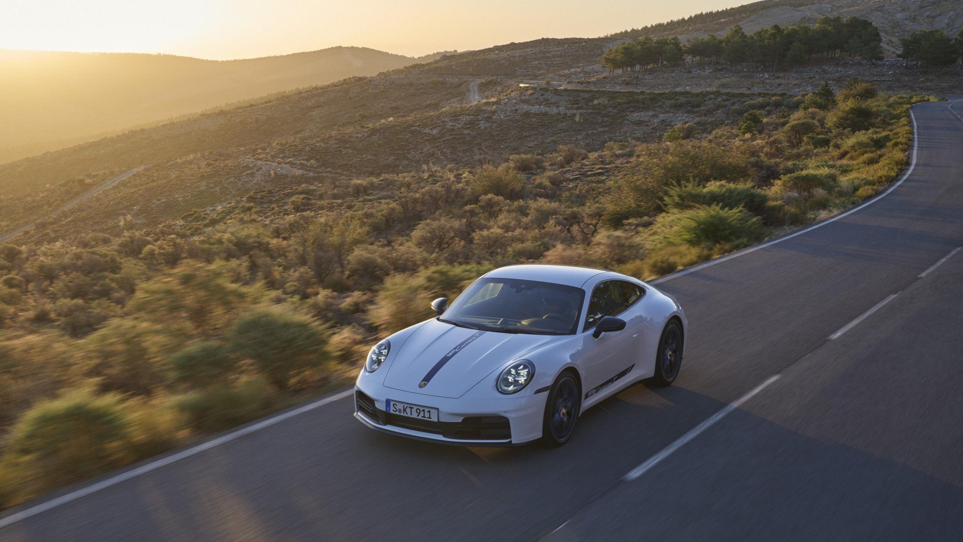 Porsche 911 Carrera T: Pure Driving Thrills in Coupé & Cabriolet