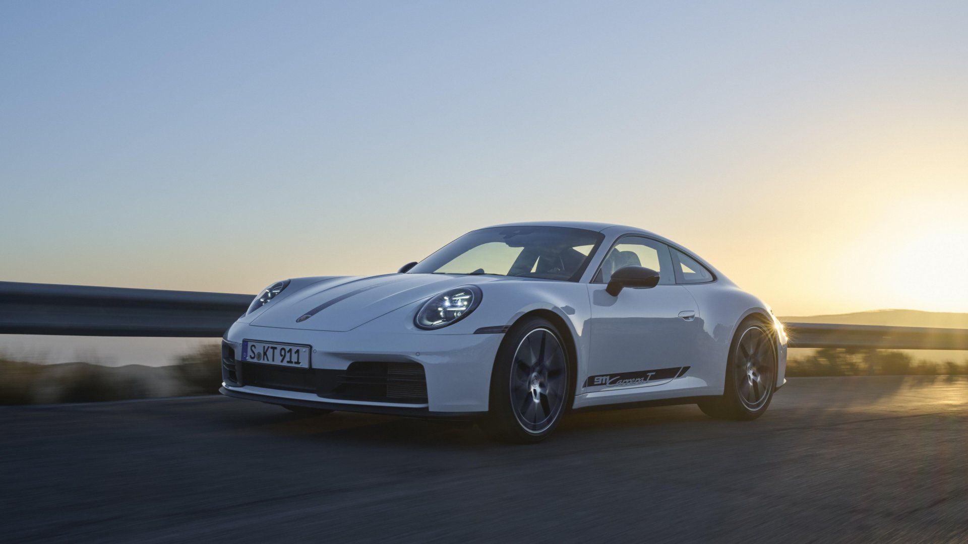 Porsche 911 Carrera T: Pure Driving Thrills in Coupé & Cabriolet