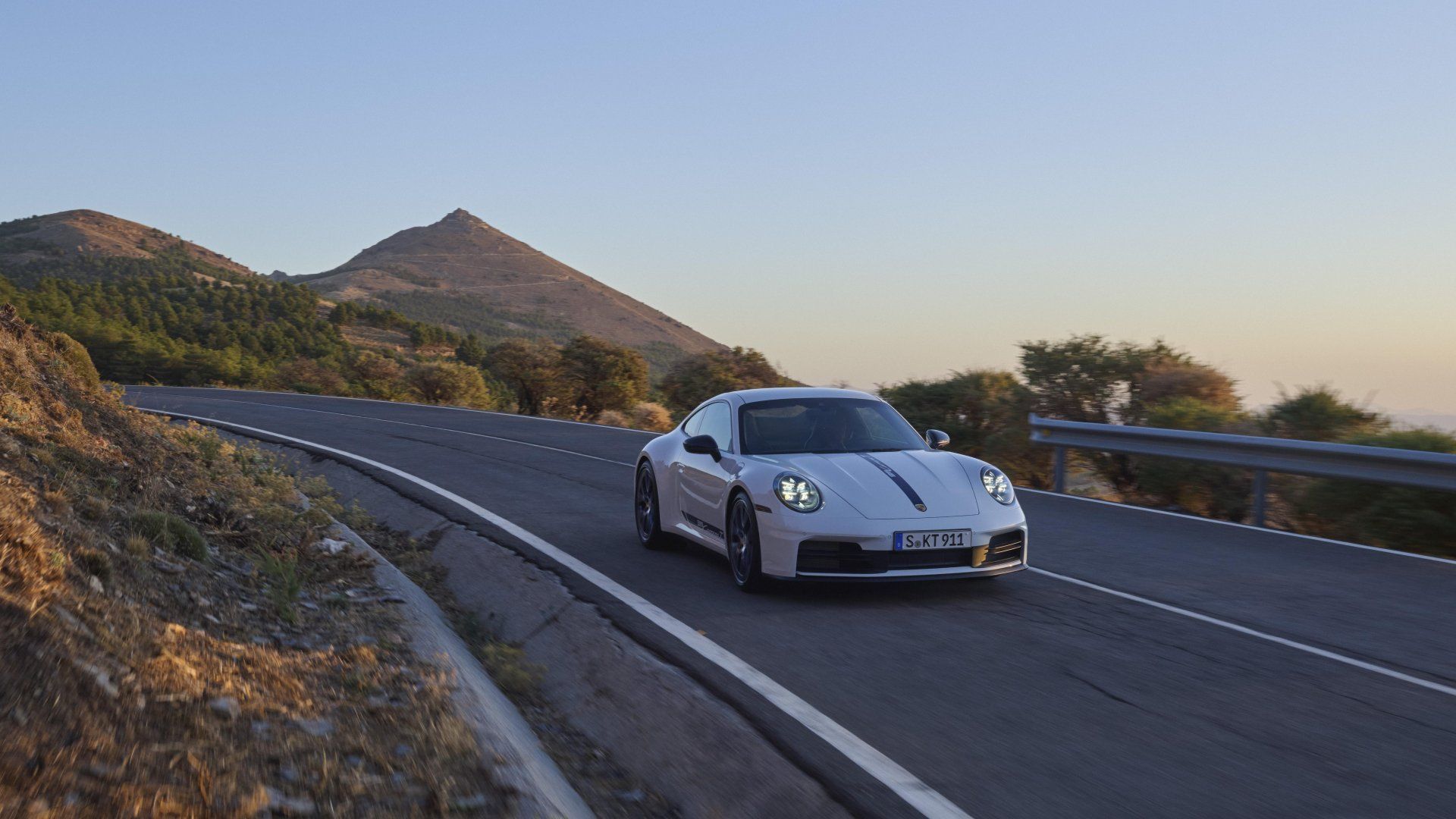 Porsche 911 Carrera T: Pure Driving Thrills in Coupé & Cabriolet