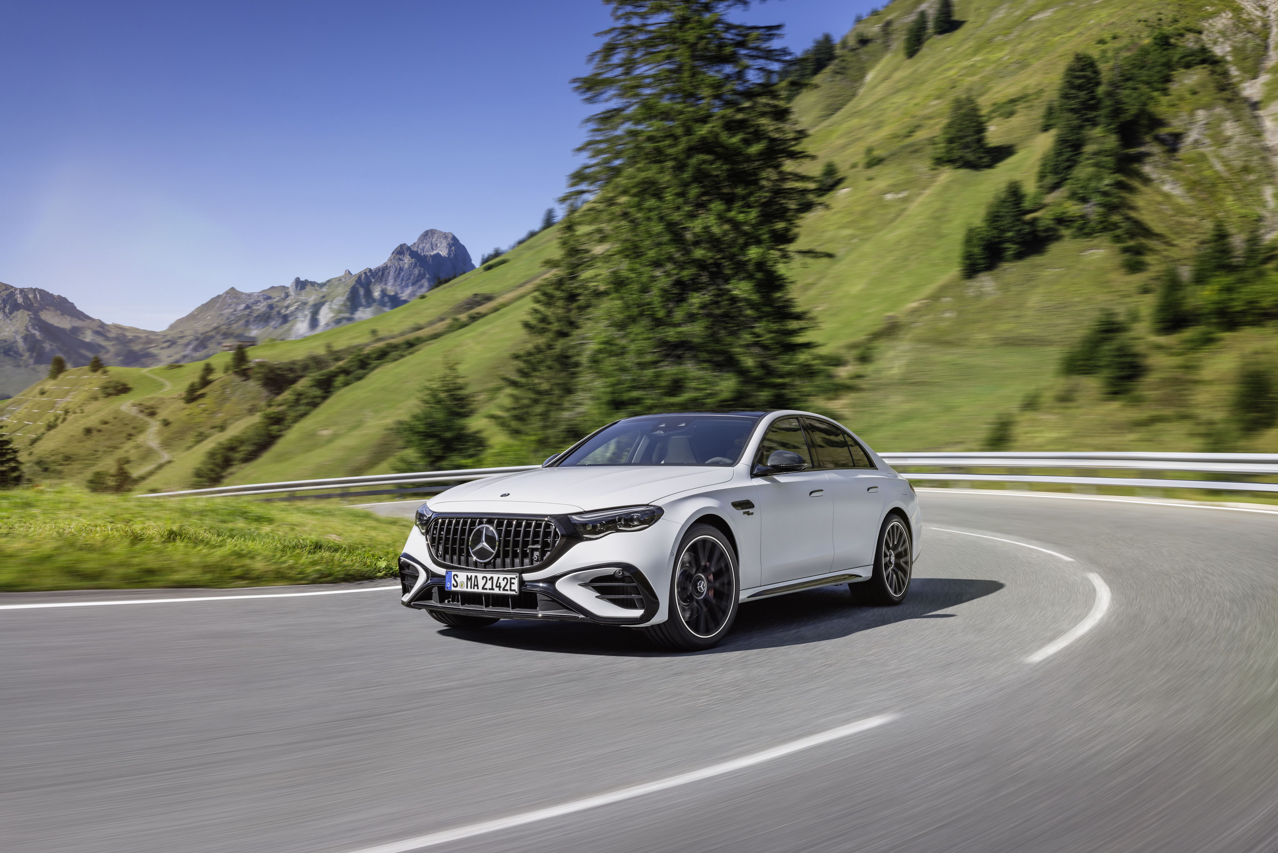 Unleash Power and Efficiency with the Mercedes-AMG E 53 HYBRID 4MATIC+ 