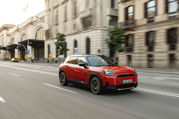 Discover the All-Electric MINI Aceman SE: Power and Innovation | Auto Trader UAE