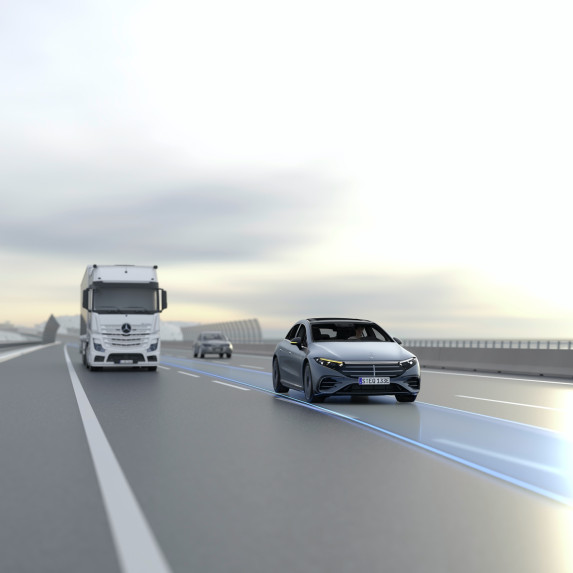 Automatic Lane Change Function Now Available for 15 Mercedes-Benz Models