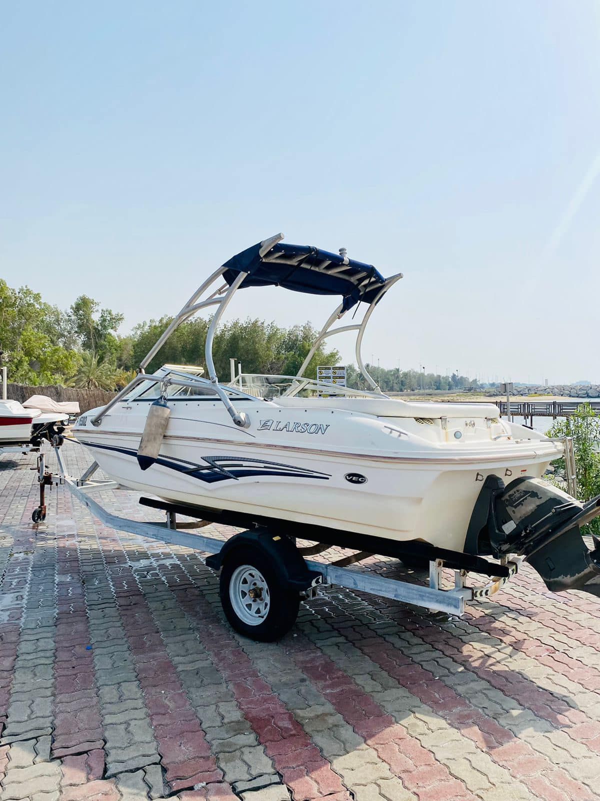 2009 Larson 18 ft speedboat with inboard Volvo Penta 4.3L GL V6 engine