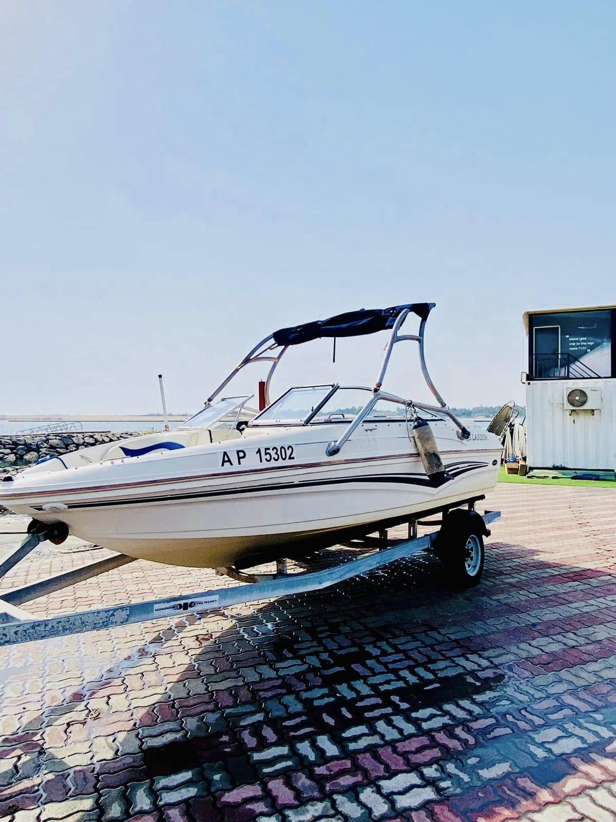 2009 Larson 18 ft speedboat with inboard Volvo Penta 4.3L GL V6 engine