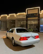 2000 Lexus LS 400