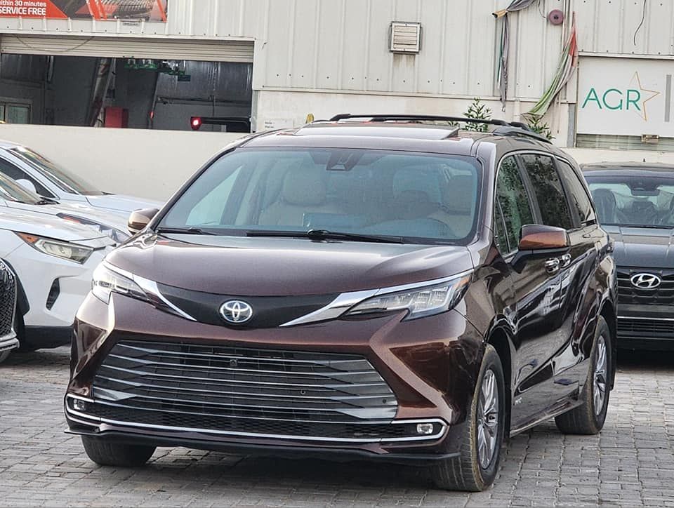 2021 Toyota Sienna in dubai