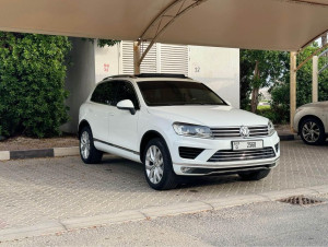 2015 Volkswagen Touareg in dubai