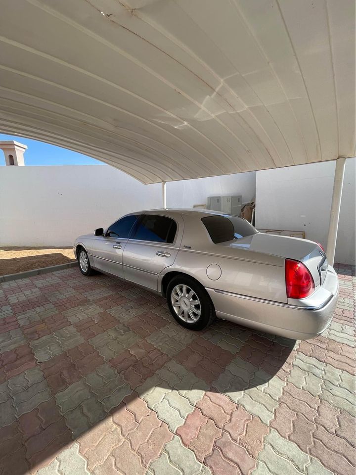 2008 Lincoln Town Car in dubai