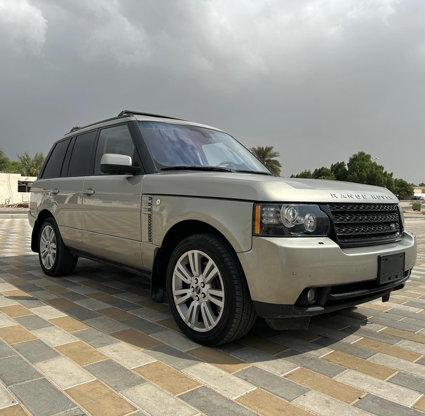 2012 Land Rover Range Rover in dubai