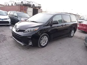 2011 Toyota Sienna in dubai