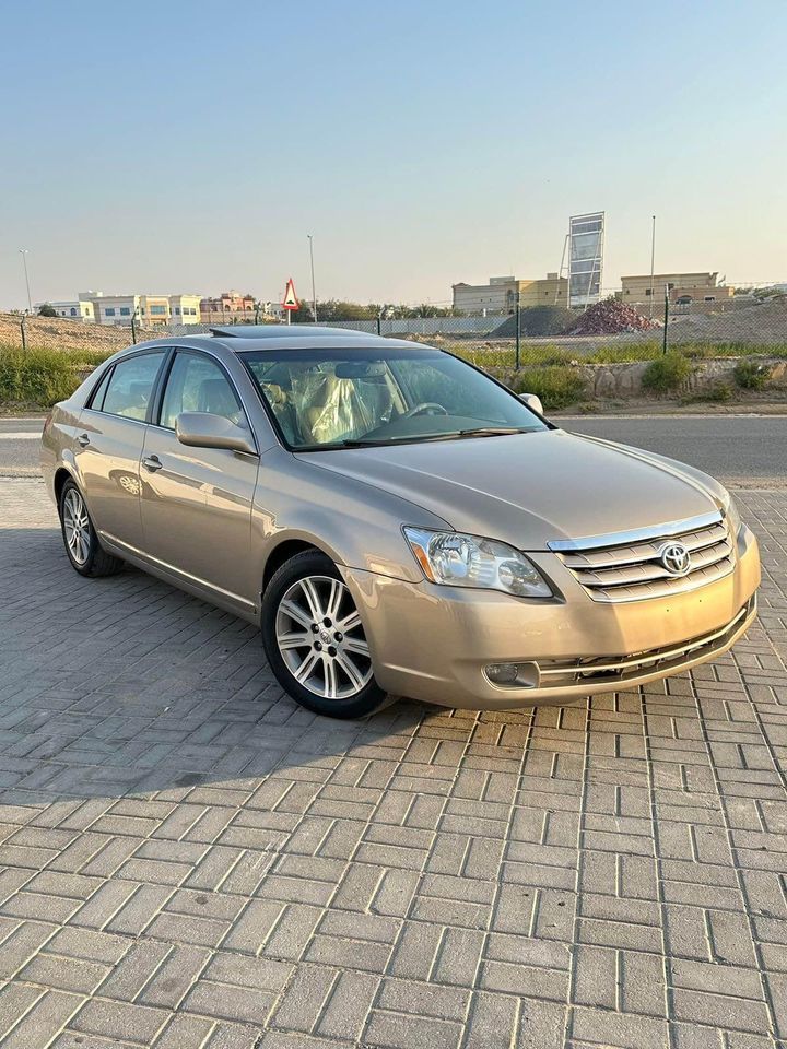 2005 Toyota Avalon in dubai