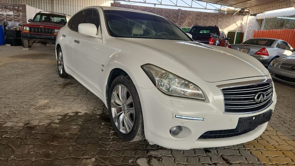 2015 Infiniti Q70 in dubai