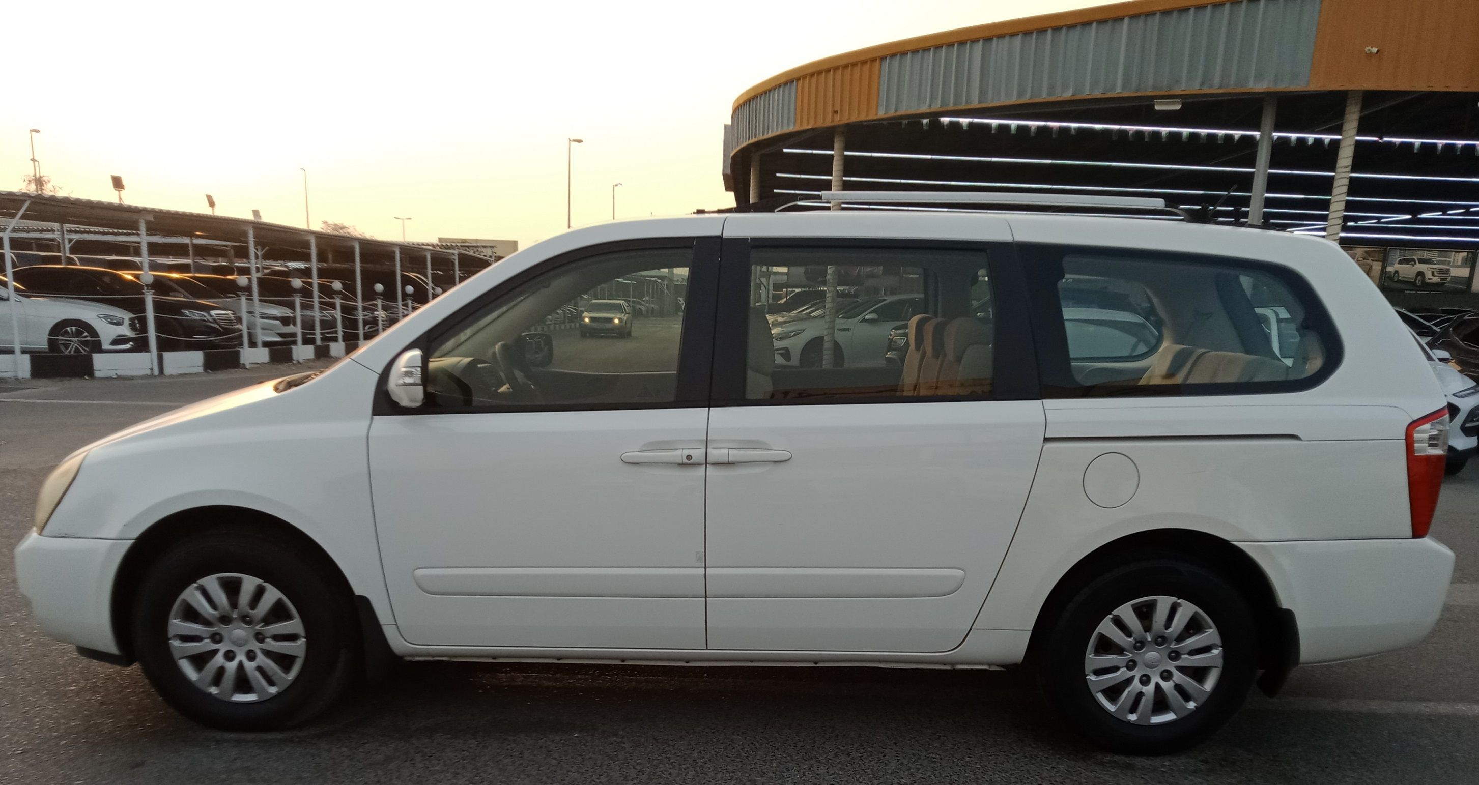 2015 Kia Carnival in dubai