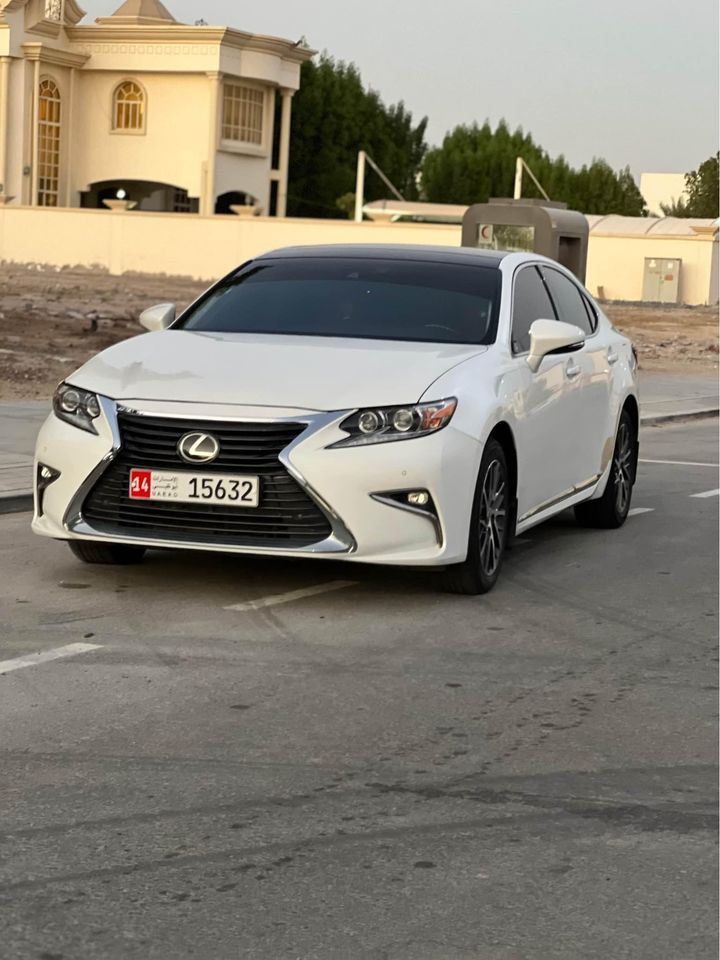 2017 Lexus ES in dubai