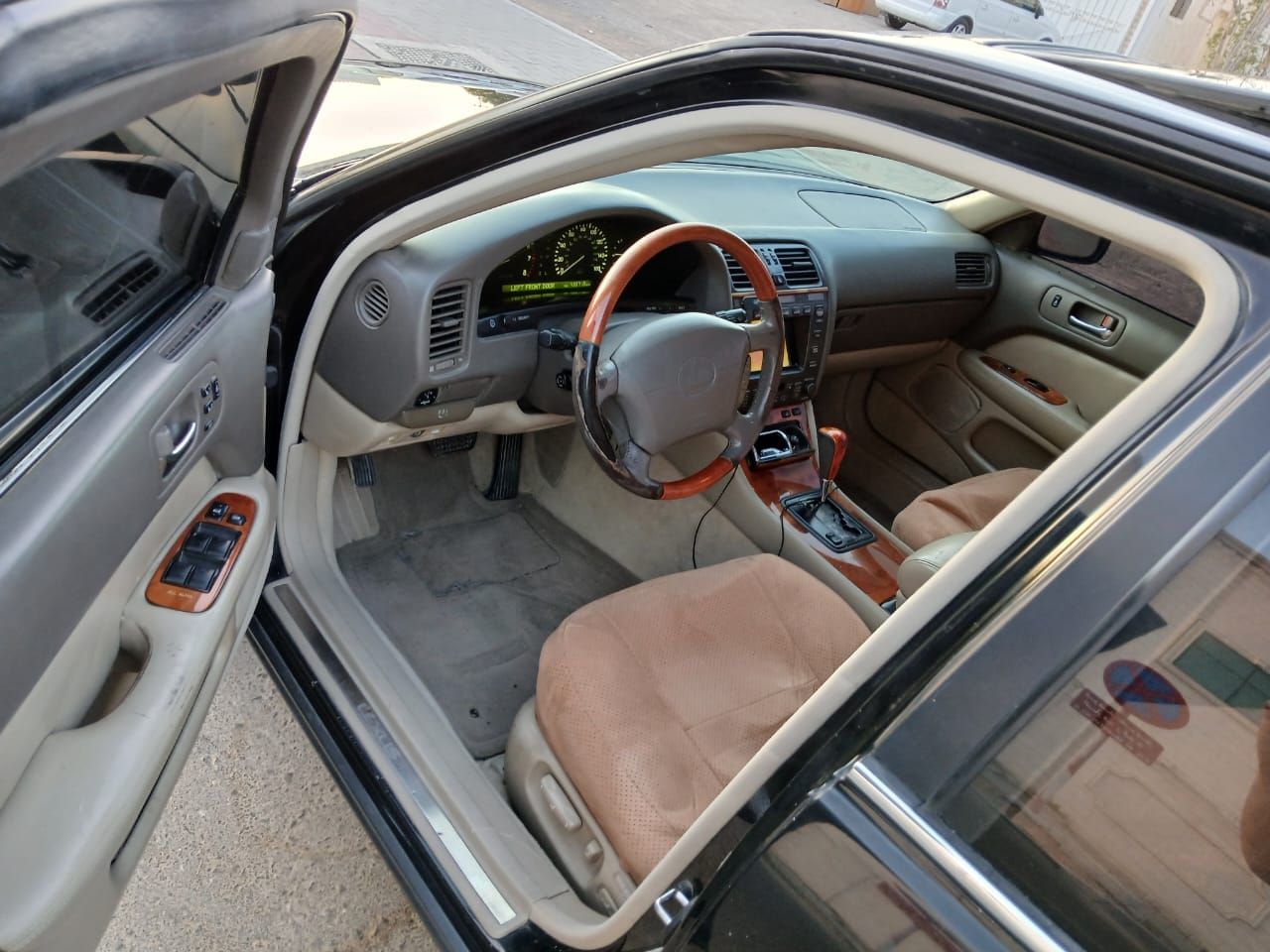 2000 Lexus LS 400