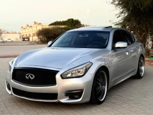 2017 Infiniti Q70 in dubai