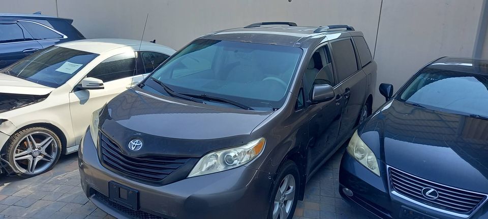 2011 Toyota Sienna in dubai