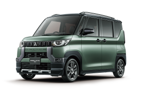 2020 Mitsubishi Minivan in dubai